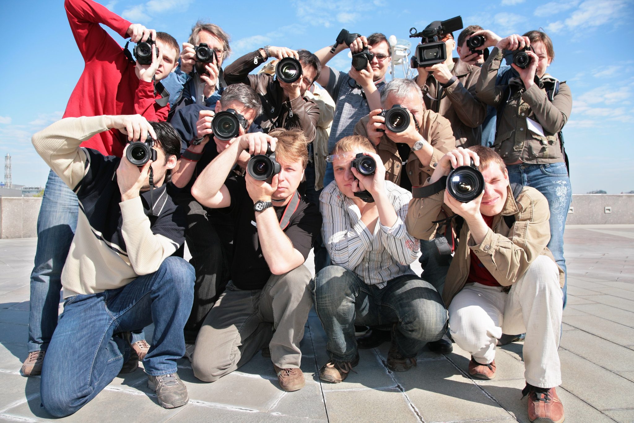 Толпа туристов на природе устроили развратную групповуху на видео камеру